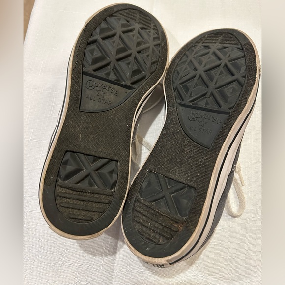 Converse low dark gray shoes. Size 7. Minimal use. Great used condition. - Picture 5 of 6